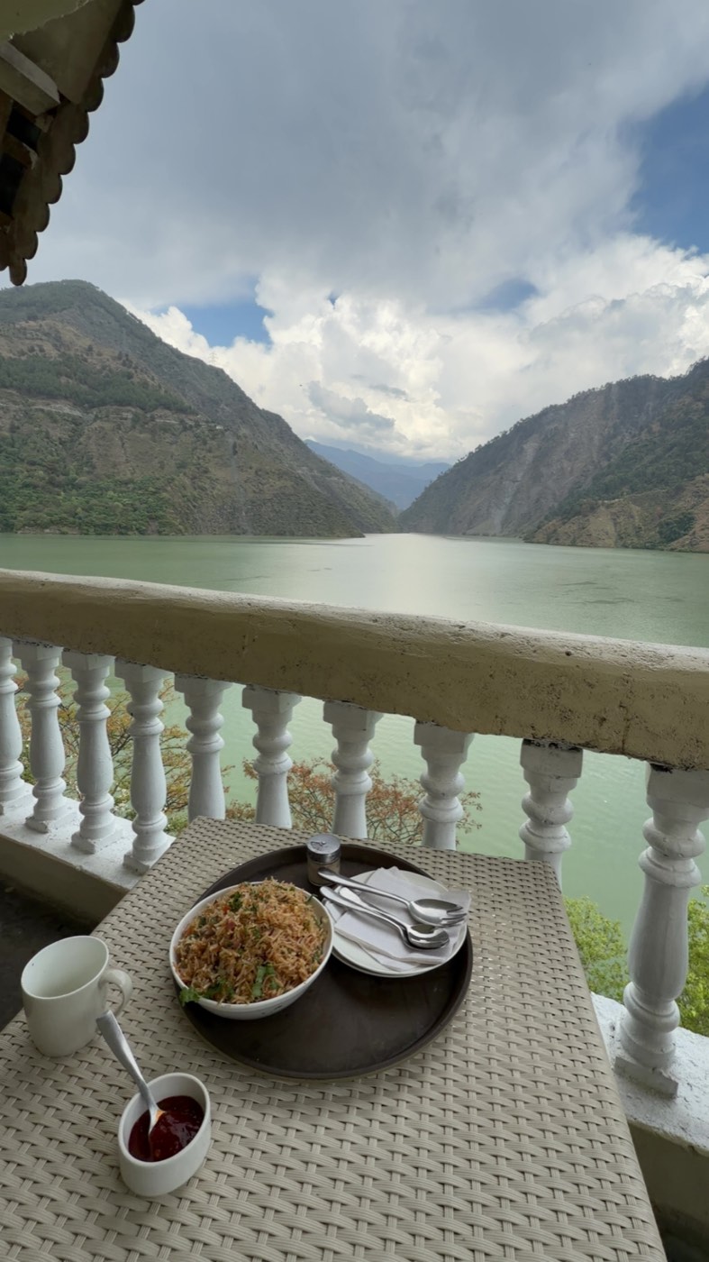 Ontbijt op het balkon boven het Tehri-meer