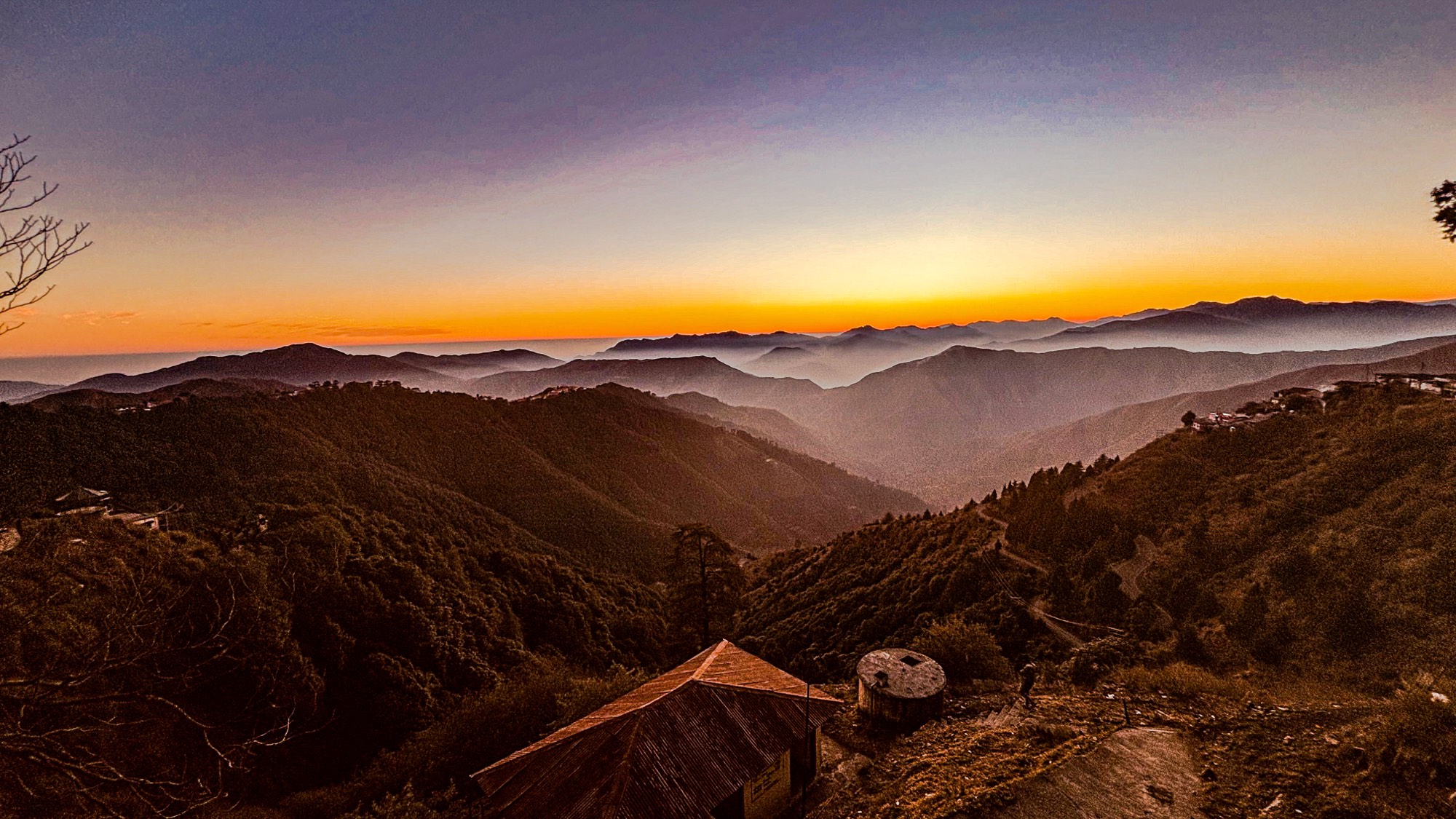Zonsondergang over de heuvels van de Himalaya