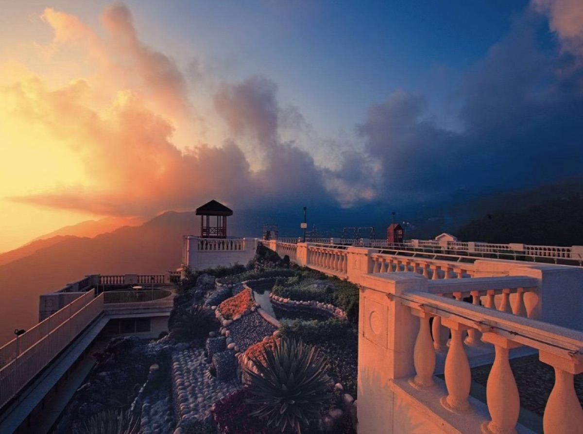Hotelterras in Landour bij zonsondergang