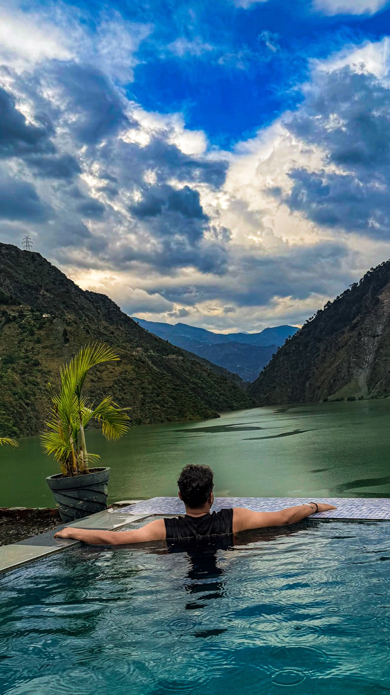 Zwembad boven het Tehri-meer