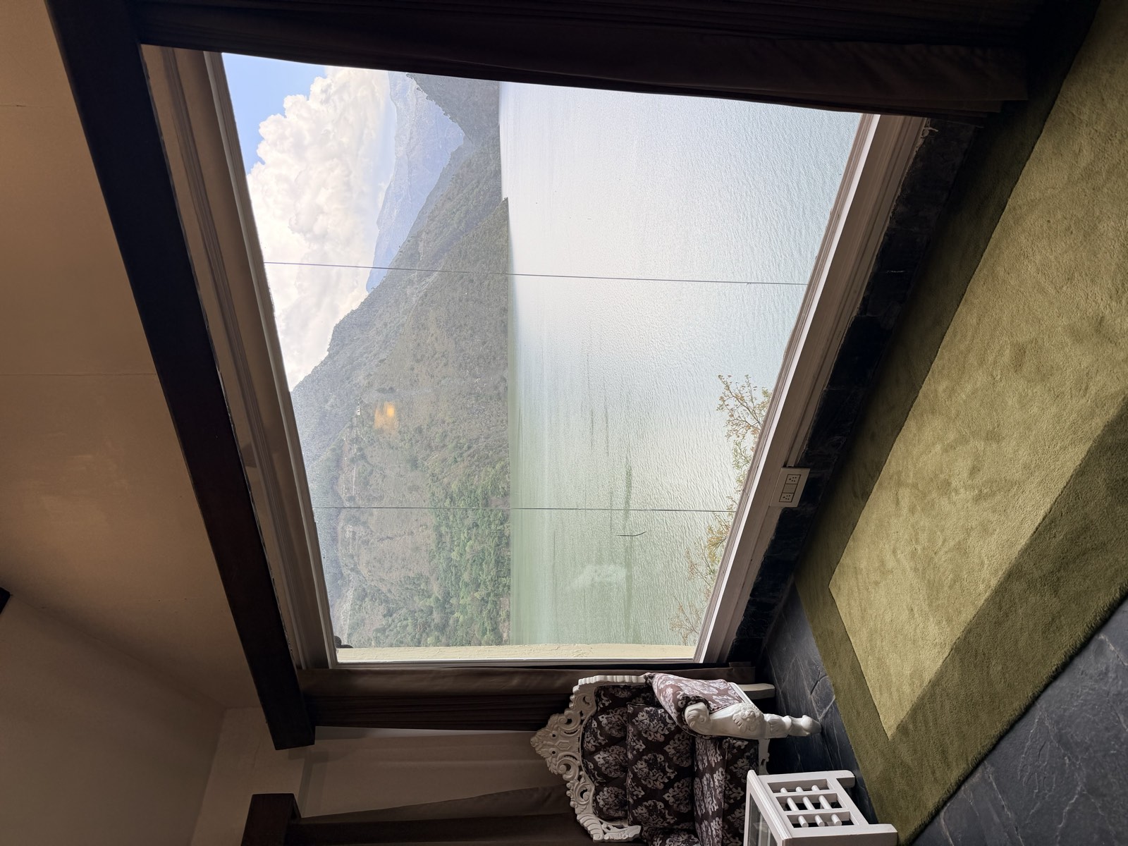 Uitzicht vanuit een hotelkamer over een bergmeer