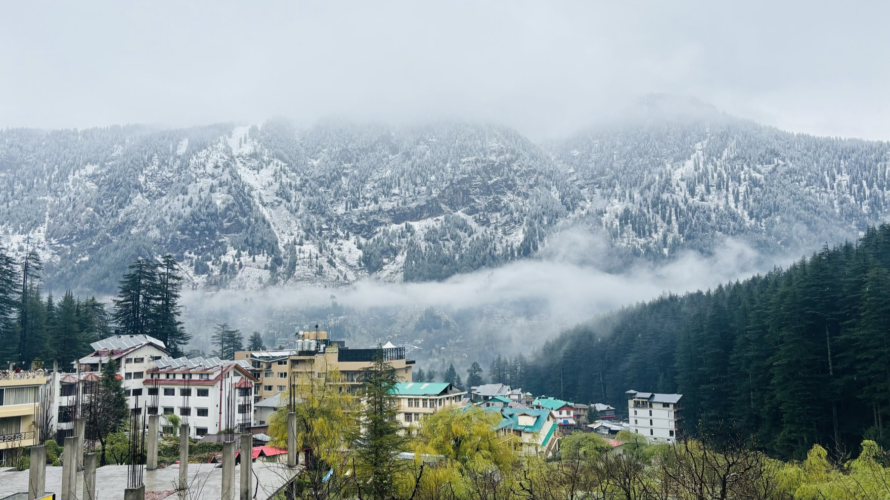 Verse sneeuw boven Manali