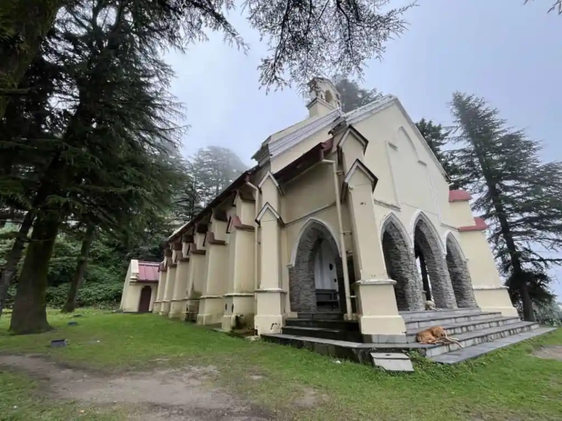 Kerk tussen de ceders van Landour