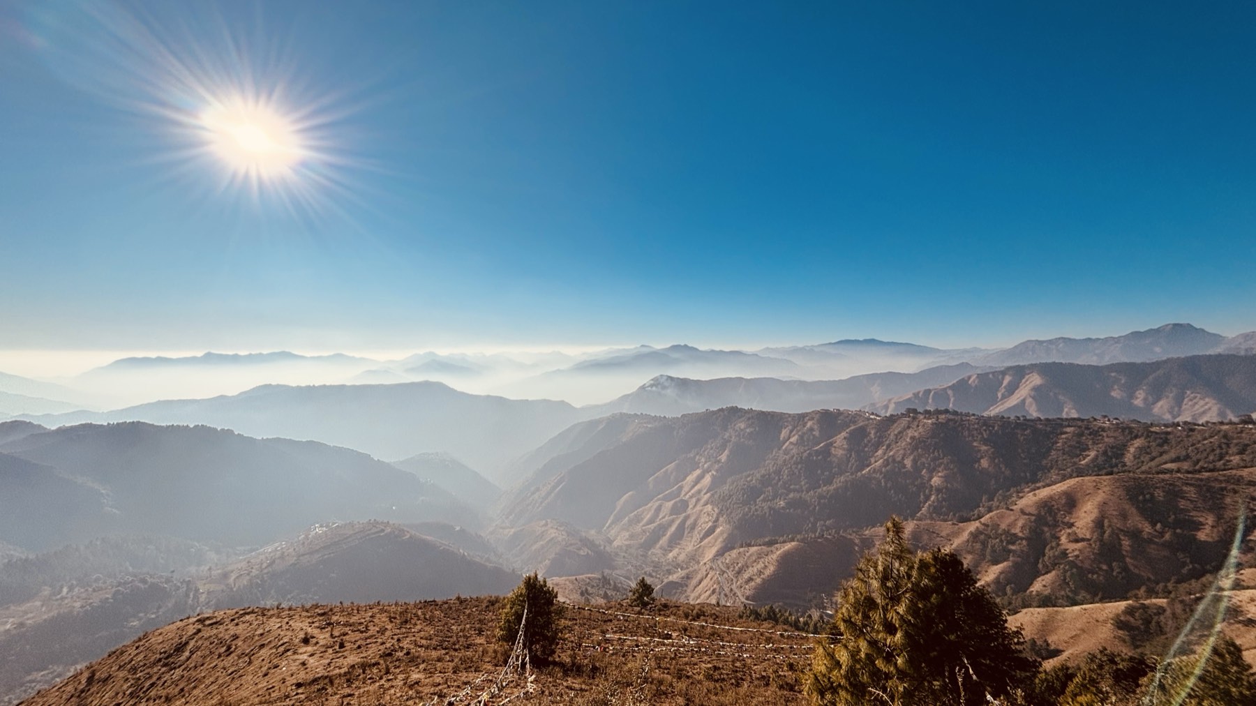 Bergkam boven de wolken in Uttarakhand