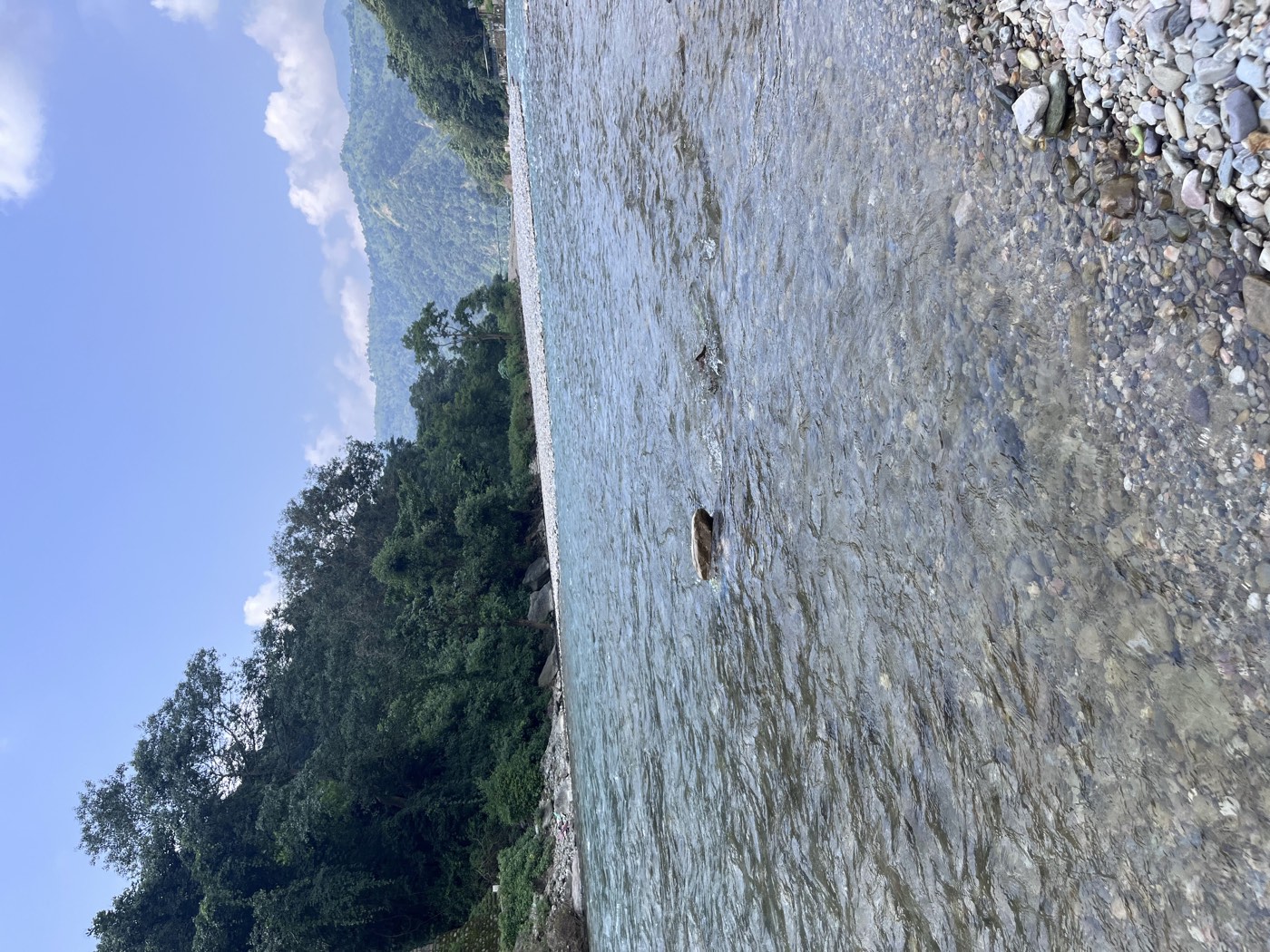 Rivierstrand in de uitlopers van de Himalaya