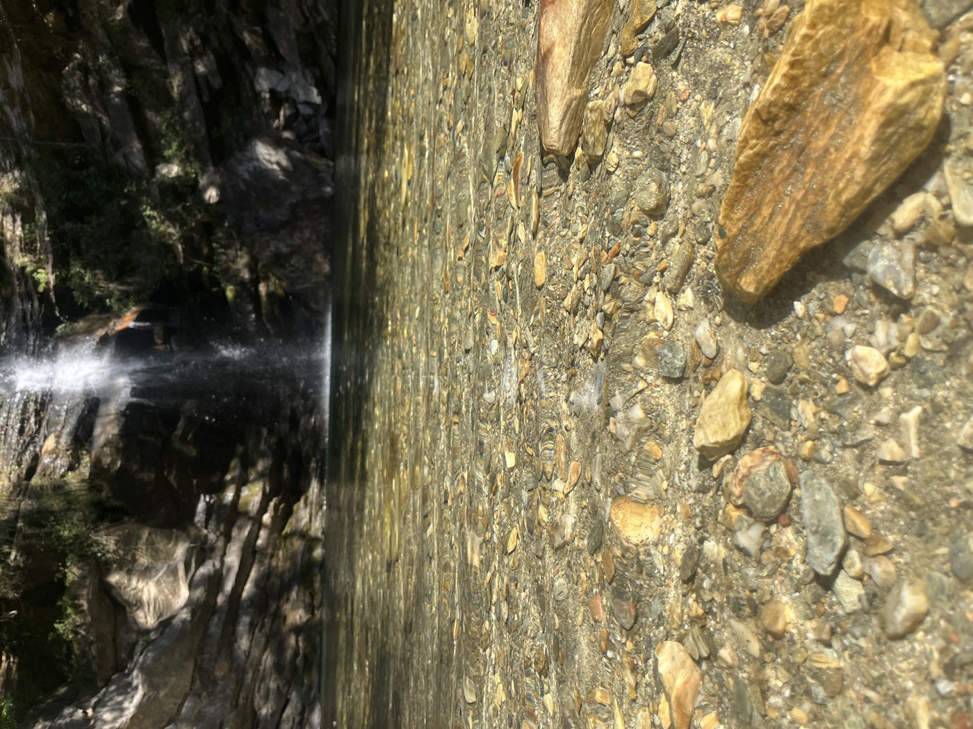 Natuurlijk zwembad onder een waterval